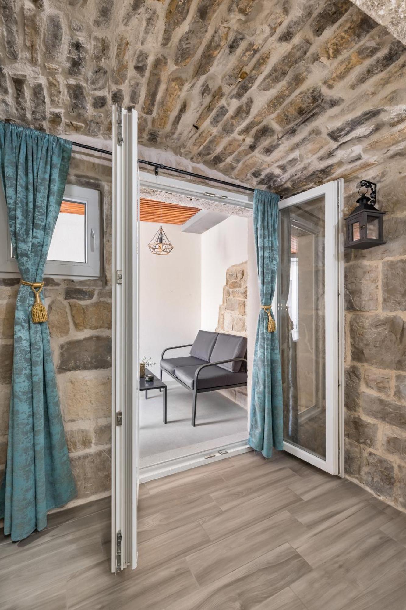 Heritage Apartman Geza In Centar With Private Parking Kaštela 外观 照片